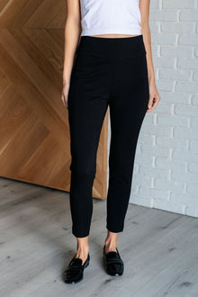  Magic Ankle Crop Skinny Pants in Black